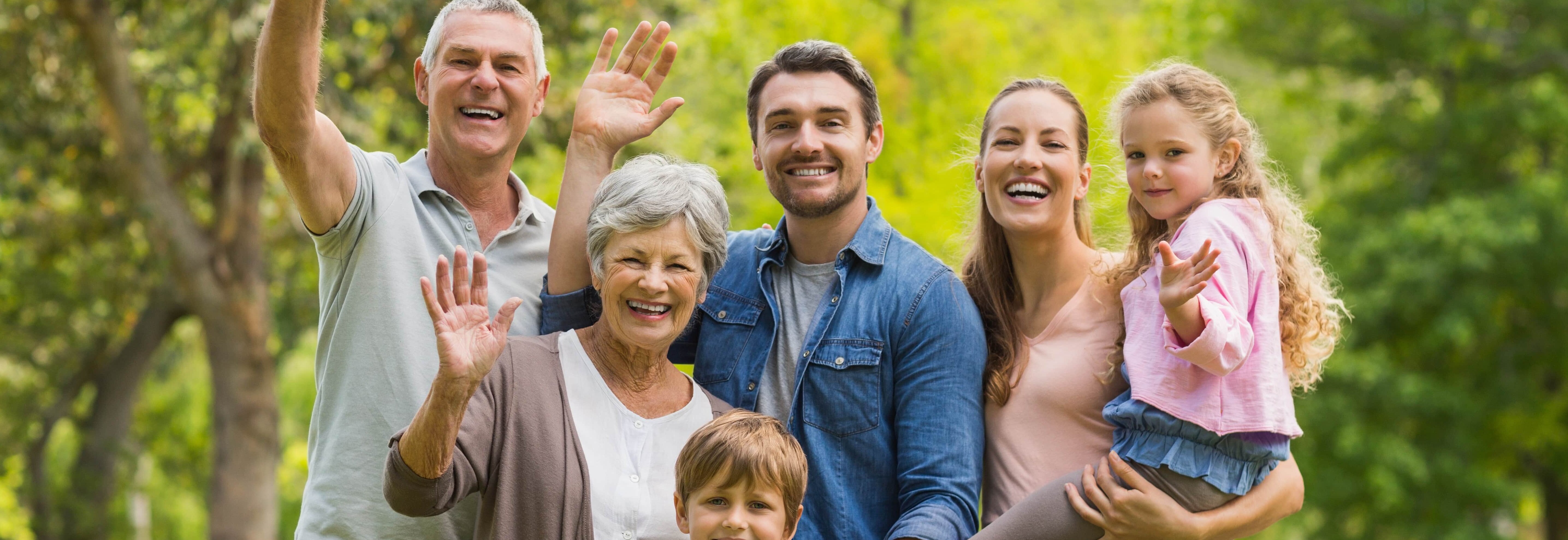 Glückliche Mehrgenerationenfamilie symbolisiert, dass die Rheuma-Liga für Kinder, junge Menschen, Menschen mittleren Alters und Senioren mit Rheuma da ist