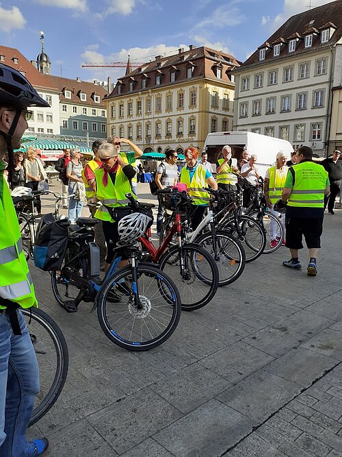 Menschen mit Fahrrädern